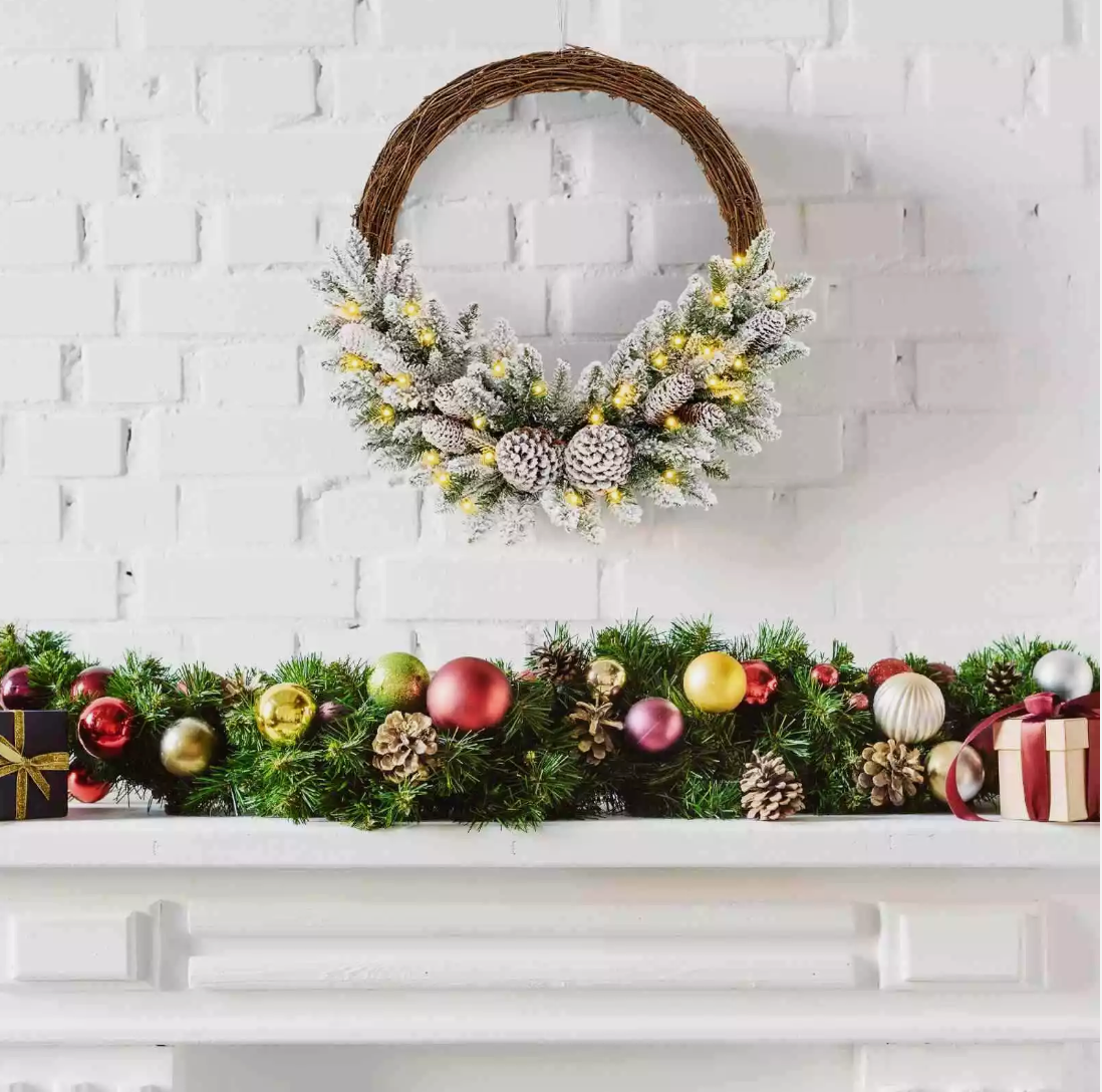 Pre-lit Snowy Christmas Wreath Natural Rattan with 35 LED Lights and 8 Pine Cones